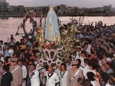 La scultura in legno ammantata di azzurro viene portata in processione dai marinai...(foto Associazione Marinai Santo Spirito)